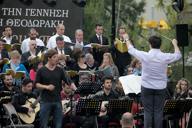 Αυτή είναι η πολυσυζητημένη ερμηνεία του «Άξιον Εστί» από τον Σάκη Ρουβά (Videos) - Media