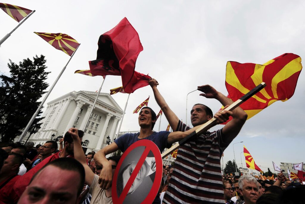 «Γκρουέφσκι, παραιτήσου» φώναξαν 40.000 Σκοπιανοί - Media