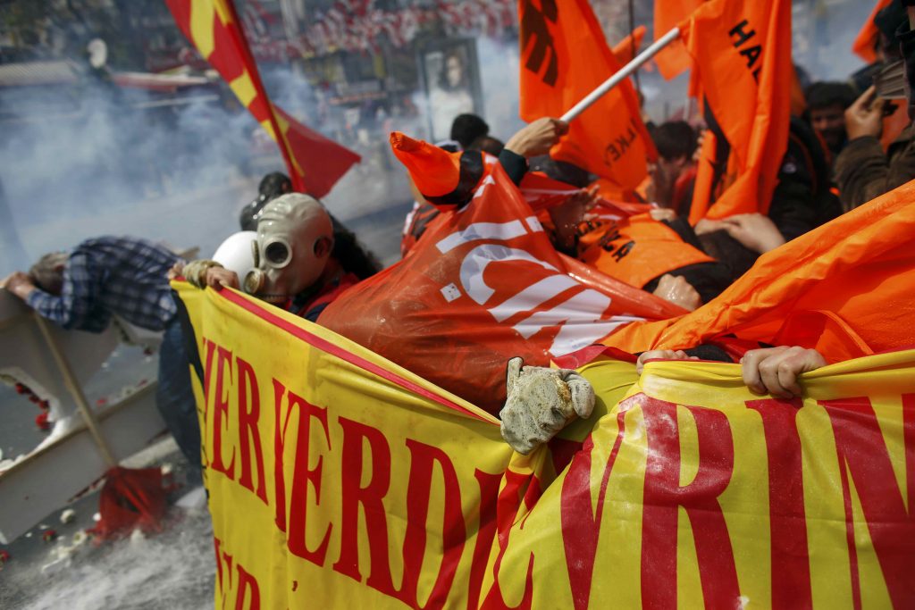 Σφοδρές συγκρούσεις διαδηλωτών - αστυνομίας στην Κωνσταντινούπολη (Photos) - Media