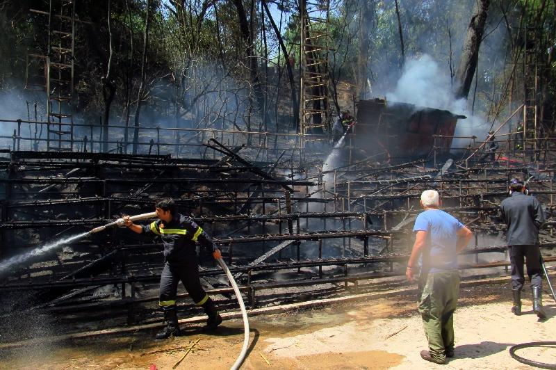 Όλα δείχνουν εμπρησμό στο θεατράκι της Ρεματιάς (Photos) - Media