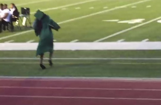 Έπεφτε, έπεφτε, έπεφτε… - Εντυπωσιακή τούμπα με ψηλοτάκουνα! (Video) - Media