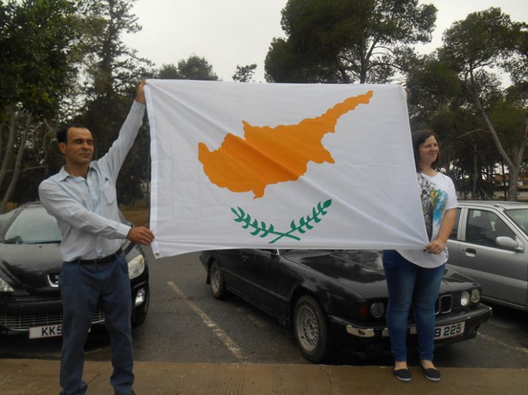 Μέλη των "Γκρίζων Λύκων" επιτέθηκαν σε τουρκοκύπριους που είχαν υψώσει την κυπριακή σημαία - Media