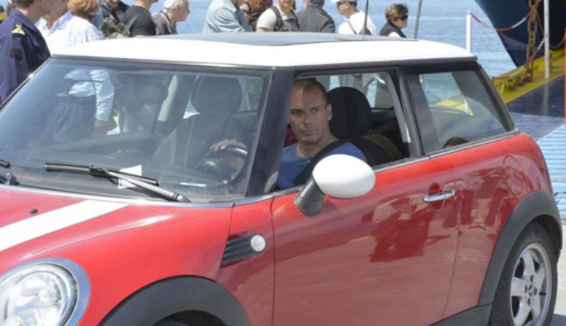 Η Bild… πέτυχε τον Βαρουφάκη στο πλοίο για Αίγινα (Photos) - Media