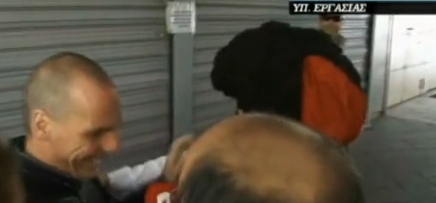 Όταν ο Τσολιάς της Ελληνοφρένειας συνάντησε τον Βαρουφάκη (Video) - Media