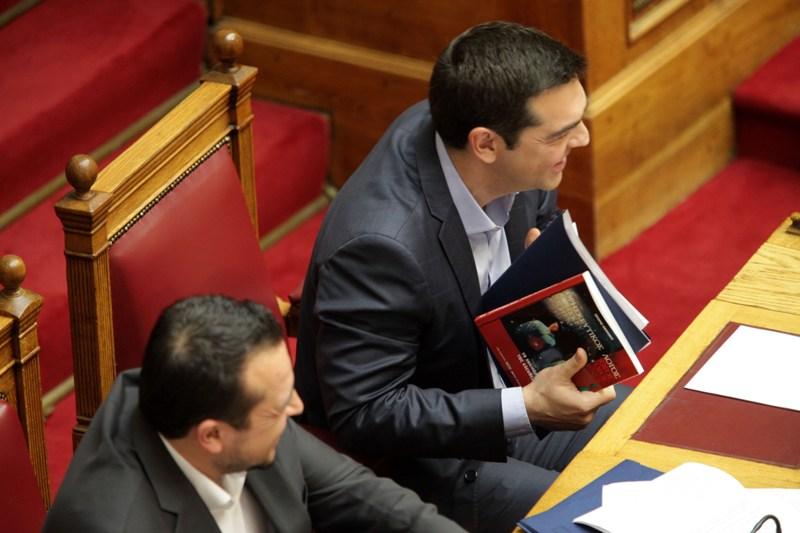 Με… θρησκευτικό βιβλίο ο Τσίπρας στη Βουλή! (Photos) - Media