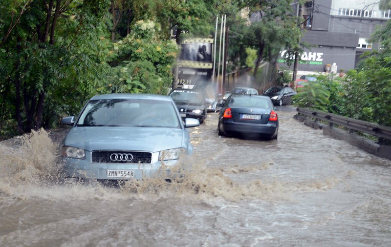Ρίχνει «καρεκλοπόδαρα» στην Αττική - Προβλήματα στην ηλεκτροδότηση και πλημμυρισμένα σπίτια - Media