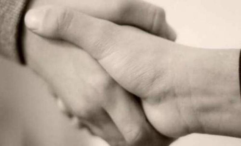 Διάσημος γιατρός: Νομίζω πως δεν θα μπορούμε να κάνουμε χειραψία ποτέ ξανά - Media