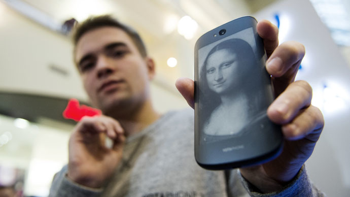 YotaPhone 2: Η ρωσική απάντηση στα δυτικά smartphones εισβάλλει στην Κίνα (Photos & Video) - Media