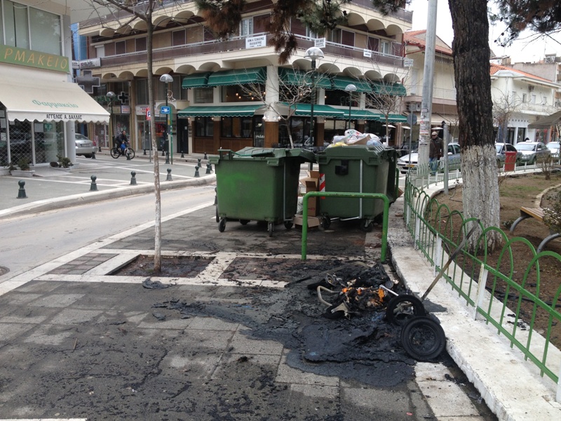 Καθημερινό φαινόμενο το κάψιμο κάδων στην Πάτρα - Media