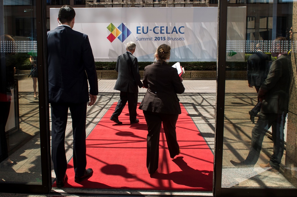 Το μετέωρο βήμα της συνάντησης Τσίπρα με Μέρκελ και Ολάντ - Media