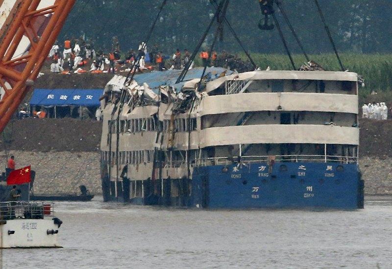 Κίνα: Ανέλκυσαν το πλοίο – εκατοντάδες αγνοούμενοι (Photos) - Media