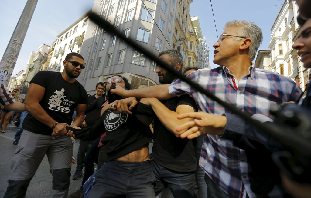 Gay Pride Κωνσταντινούπολης: Βίαιη καταστολή από την αστυνομία με δακρυγόνα και αντλίες νερού (Photos) - Media