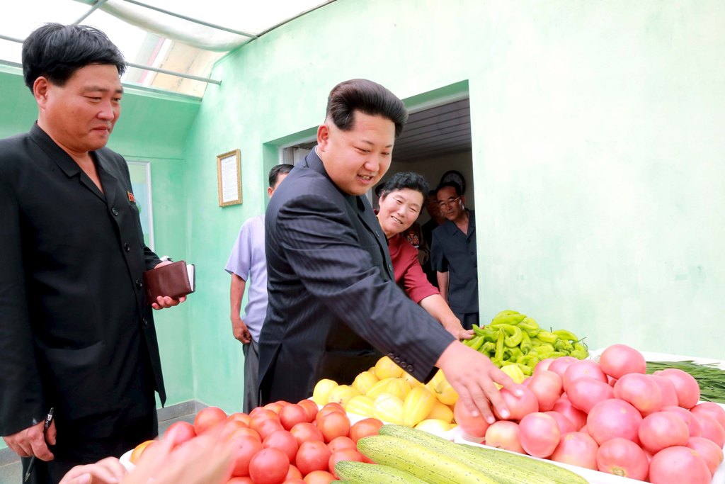 Ο Κιμ Γιονγκ-Ουν έδωσε οδηγίες για να… καλλιεργούνται σωστά οι ντομάτες (Photos) - Media
