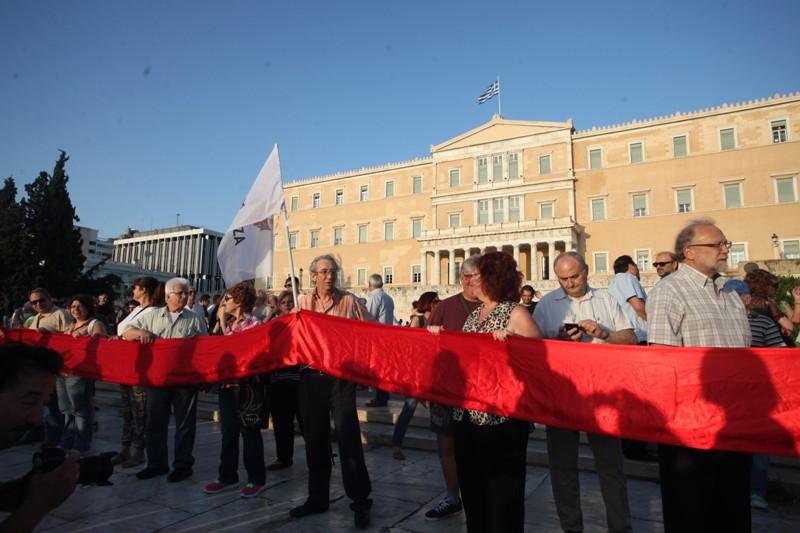 Πλήθος κόσμου έξω από την Βουλή στο συλλαλητήριο κατά της λιτότητας (Photos) - Media