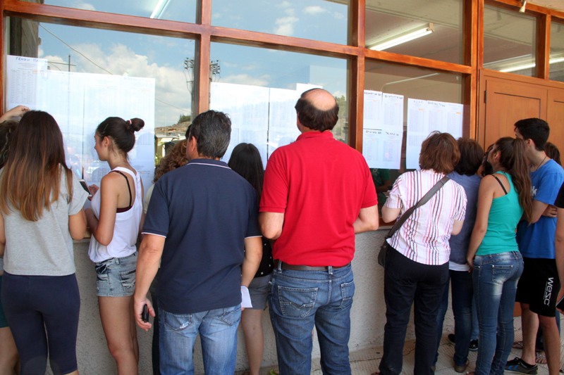 «Σφαγή» σε Μαθηματικά, Φυσική και Αρχαία δείχνουν οι βαθμολογίες στις Πανελλήνιες 2015 –  Αναμένεται βουτιά των βάσεων  - Media