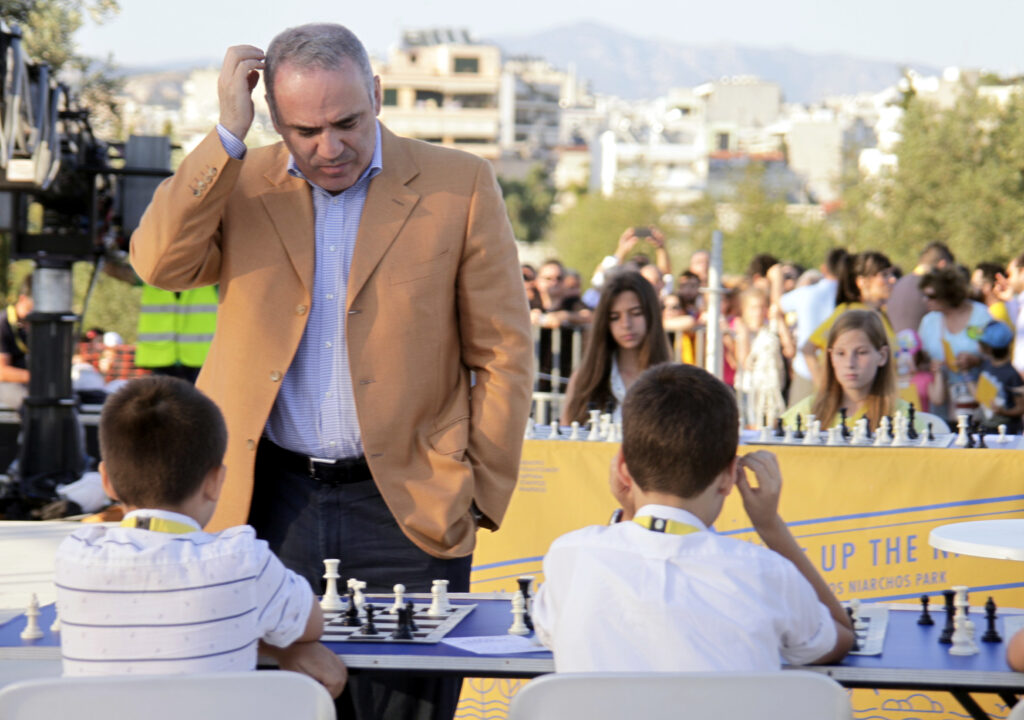 Ο Κασπάρωφ στην Αθήνα, παίζει σκάκι με παιδιά (Photos) - Media