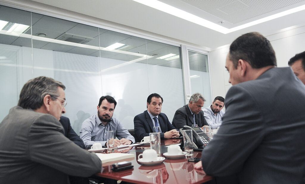 ΝΔ: Η κυβέρνηση εξυπηρετεί το λόμπι της δραχμής - «Ευρώ ή δραχμή το πραγματικό ερώτημα» - Media