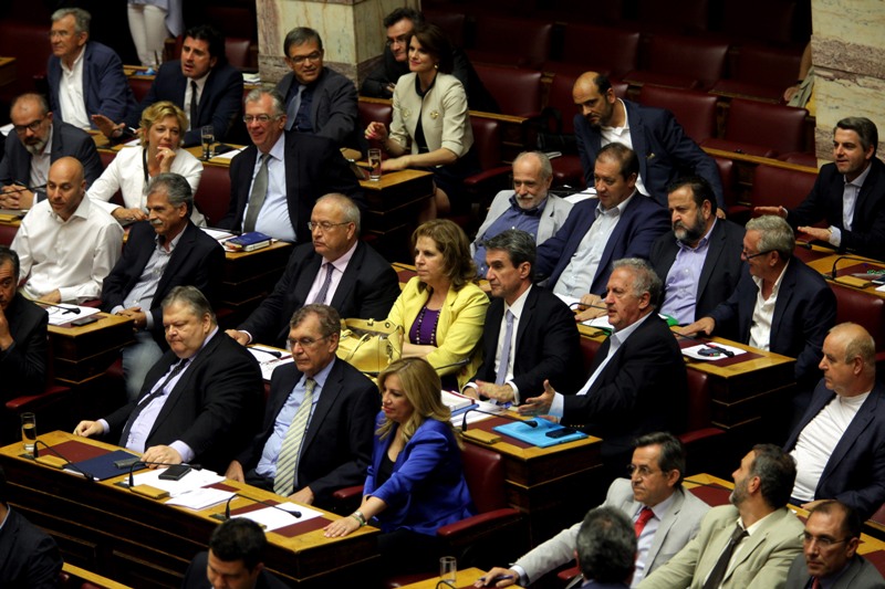 Βουλή: Χτυπούσαν τα έδρανα για τις παρεμβάσεις της Ζωής Κωνσταντοπούλου (Video) - Media