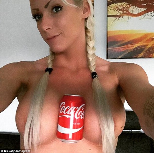 #HoldACokeWithYourBoobsChallenge : Γυναίκες και άνδρες κρατάνε συσκευασίες Coca-Cola με το στήθος τους (Photos) - Media