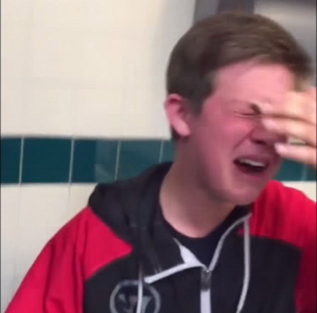 Αμερικανός έφηβος δοκιμάζει την πιο καυτερή πιπεριά και… χάνει το έδαφος κάτω από τα πόδια του (Video) - Media