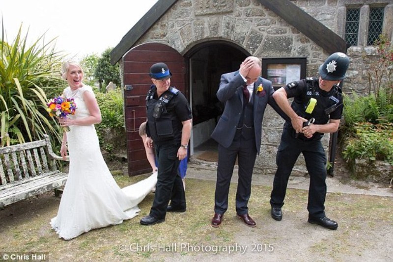 Τον... συνέλαβαν στο γάμο του! (Photos) - Media