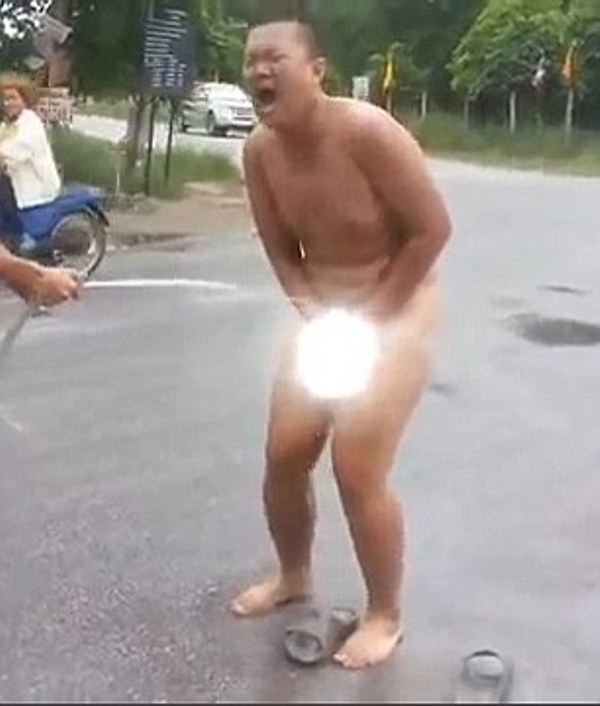 Έβαλε κόκκινα μυρμήγκια στο πέος του και το μετάνιωσε φρικτά! (Video) - Media