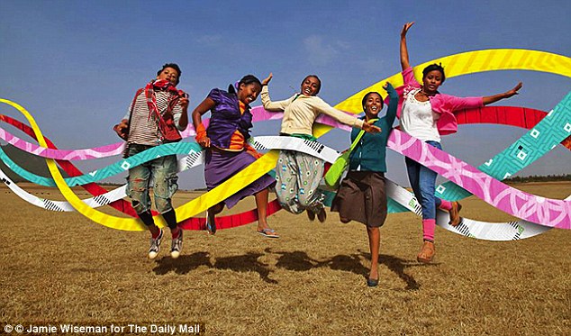 Βρετανική βοήθεια εκατομμυρίων λιρών για τη δημιουργία των «Spice Girls» της Αιθιοπίας (Video) - Media