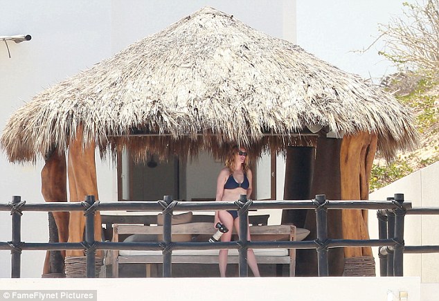 Με μικροσκοπικό μπλε μπικίνι η Τζούλια Ρόμπερτς στο Μεξικό (Photos) - Media