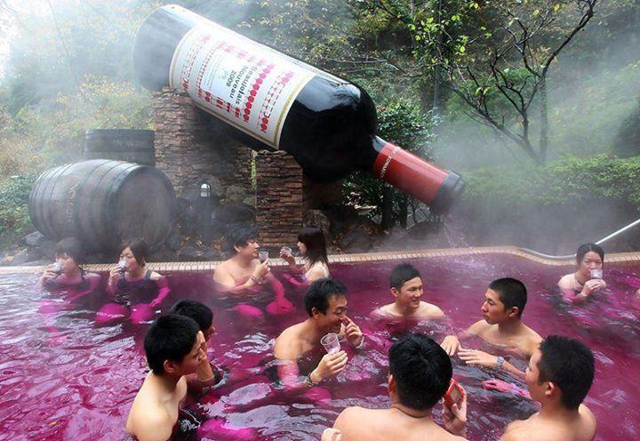 Κολυμπάνε σε καυτό κόκκινο κρασί σε σπα της Ιαπωνίας (Photos) - Media