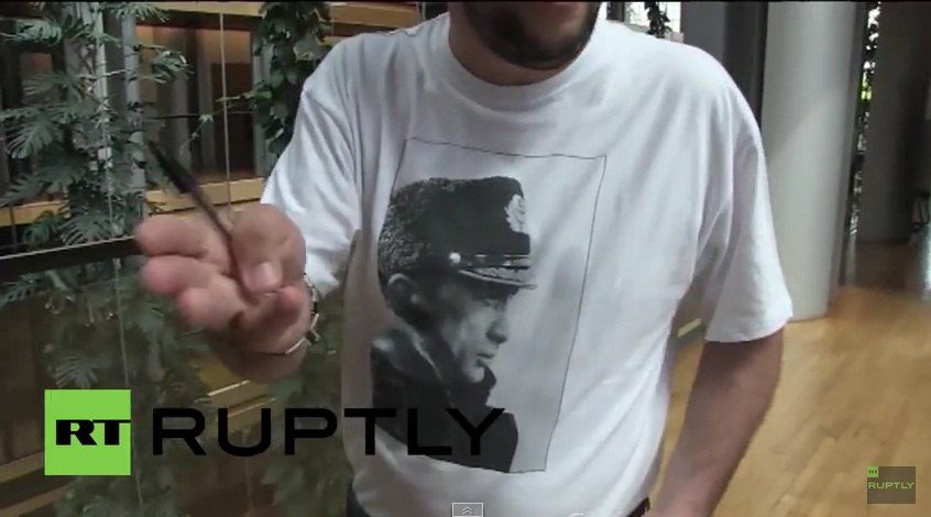 Ιταλός ευρωβουλευτής στο Στρασβούργο με μπλουζάκι Πούτιν (Video) - Media