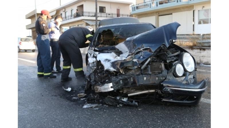 Στις φλόγες ΙΧ μετά από σύγκρουση με άλλο αυτοκίνητο - 3 τραυματίες (Photos) - Media