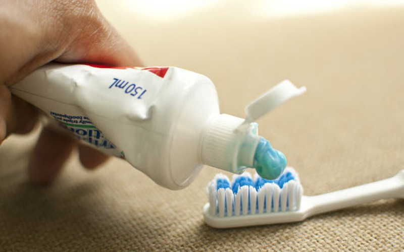 Έρευνα: Οι περισσότερες οδοντόβουρτσες είναι καλυμμένες με κολοβακτηρίδια (Photos) - Media