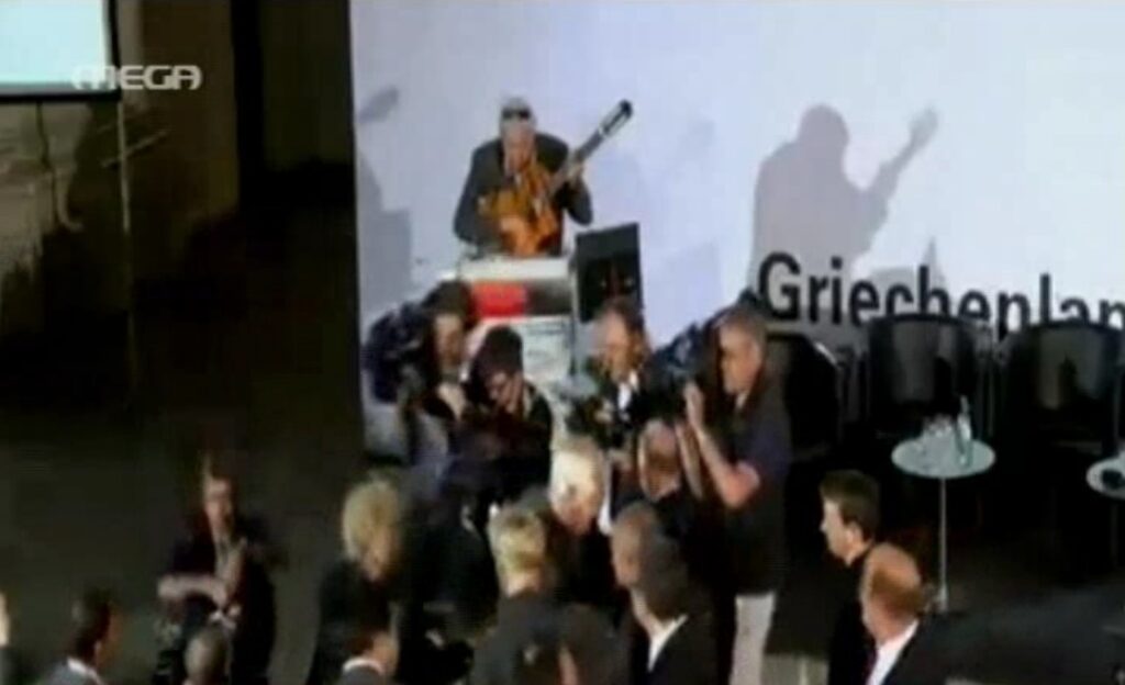 Με τραγούδια του Μίκη υποδέχτηκαν τον Βαρουφάκη στο Βερολίνο (Video) - Media