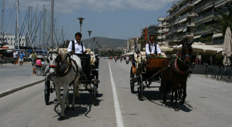 Διώχνουν τις άμαξες από την παραλία του Βόλου (Video) - Media