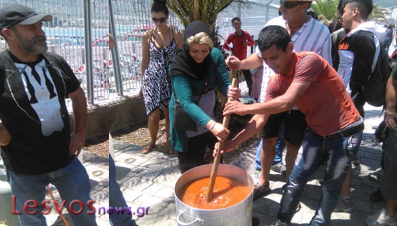 50χρονος άνεργος πήγε στη Μυτιλήνη για να ταΐσει τους μετανάστες (Video) - Media