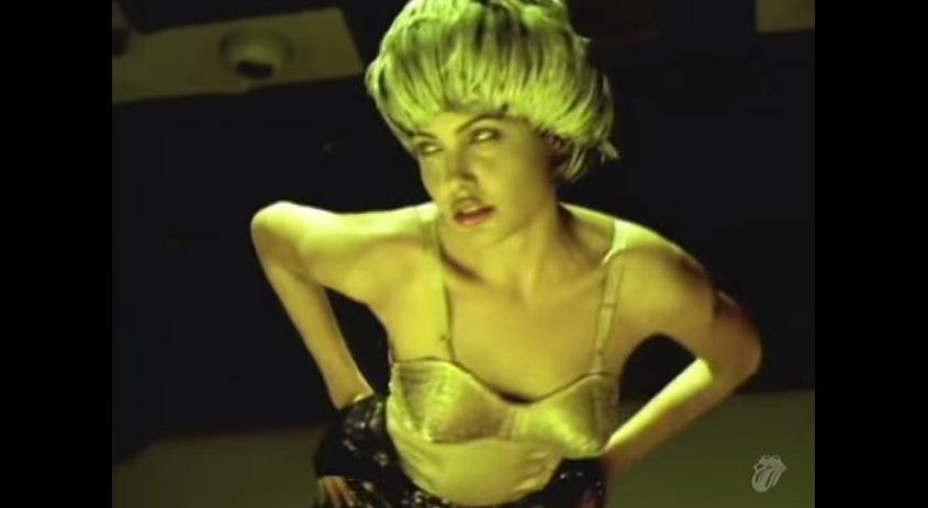 Η Αντζελίνα Τζολί χόρευε σε στριπτιτζάδικο για τους Rolling Stones (Photos/Video)  - Media