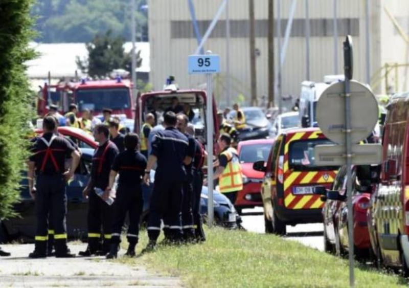 «Σέλφι» με το κομμένο κεφάλι του θύματός του είχε στείλει ο τζιχαντιστής στη Γαλλία - Media