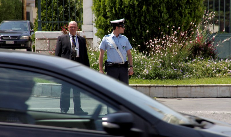 Déjà vu: ΜΑΤ εναντίον αστυνομικών μπροστά στη Βουλή (Photos/Video) - Media