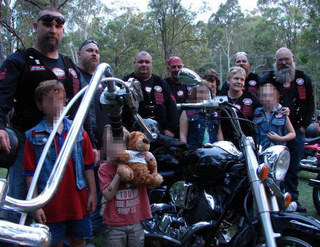 Ποιοι είναι οι ήρωες με τα δερμάτινα που προστατεύουν κακοποιημένα παιδάκια; - Media