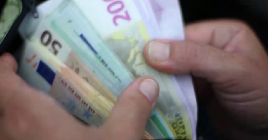 Bloomberg: Πού κρύβουν τα λεφτά τους οι Έλληνες; (Video) - Media