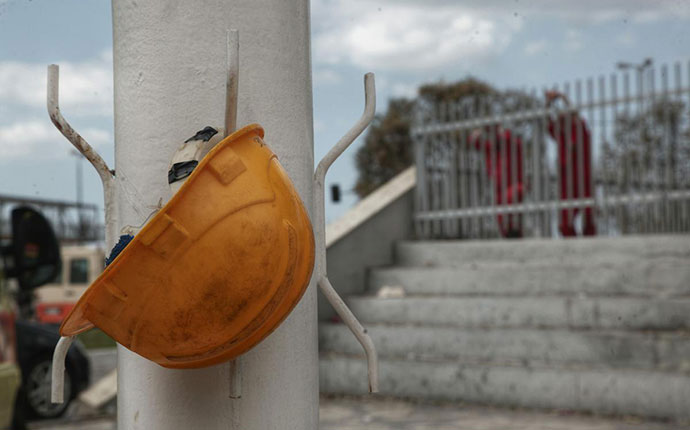 Καταδρομική επίθεση στο σπίτι της οικογένειας Λάτση για τους 4 νεκρούς των ΕΛΠΕ - Media