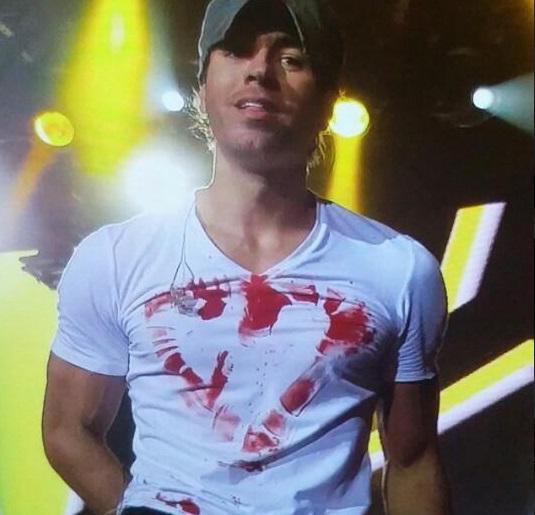 Ο Ενρίκε Ιγκλέσιας γέμισε με αίματα πάνω στη σκηνή (Photos)  - Media