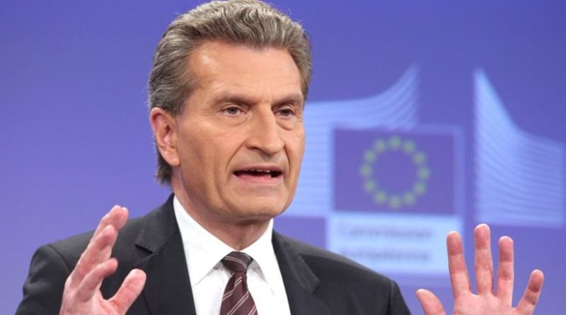 Έτινγκερ: Παράλληλο νόμισμα σημαίνει Grexit - Media