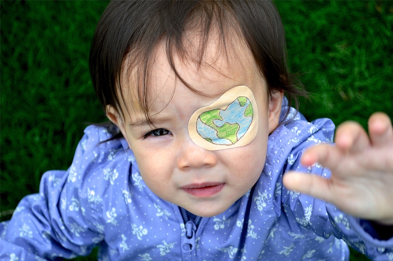 Πώς ένας μπαμπάς έκανε παιχνίδι το eye patch για το κοριτσάκι του (Photos) - Media