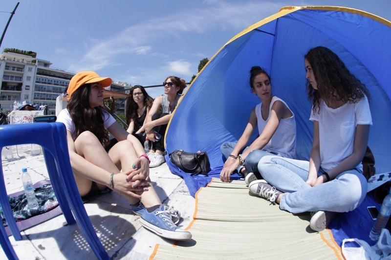 Φοιτητές έστησαν σκηνές στην πλατεία Συντάγματος (Photos) - Media