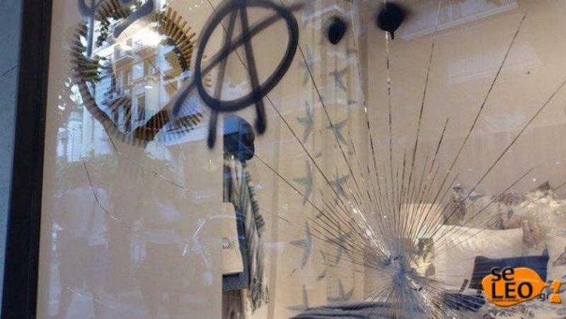 Αντιεξουσιαστές έσπασαν τζαμαρίες καταστημάτων (Photos) - Media