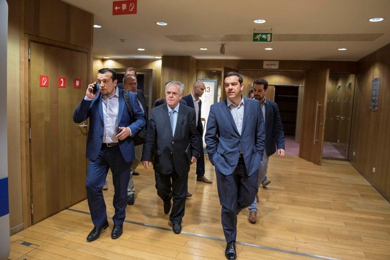 Hugo Dixon: Ο Τσίπρας τζογάρει την Ελλάδα - Media