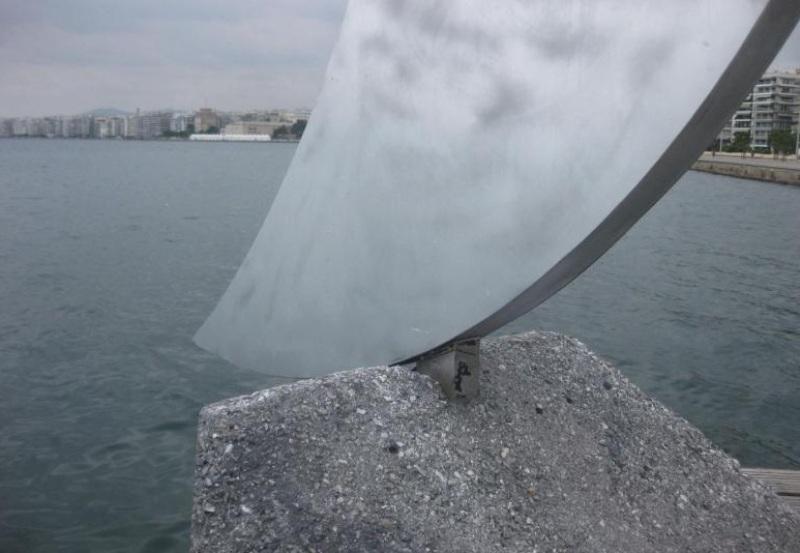 Προσπάθησαν να «ξηλώσουν» την ημισέληνο από τη νέα παραλία Θεσσαλονίκης (Photos) - Media