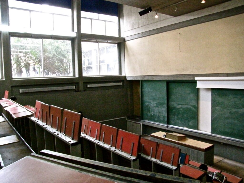 Έλληνες το 3% των καλύτερων επιστημόνων παγκοσμίως - Η κυριαρχία της «μετριοκρατίας» τους διώχνει από την Ελλάδα - Media