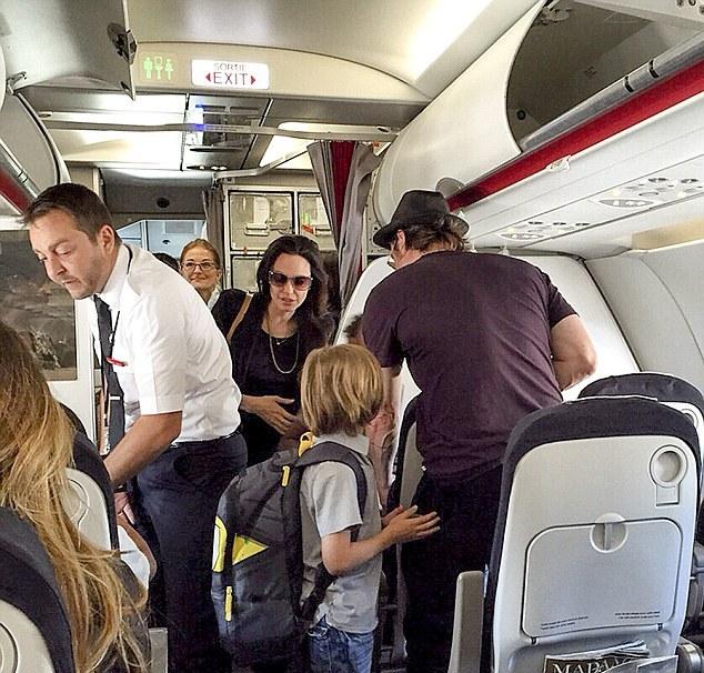 Αντζελίνα Τζολί – Μπραντ Πιτ: Δεν ταξιδεύουν σε business class (Photos)  - Media